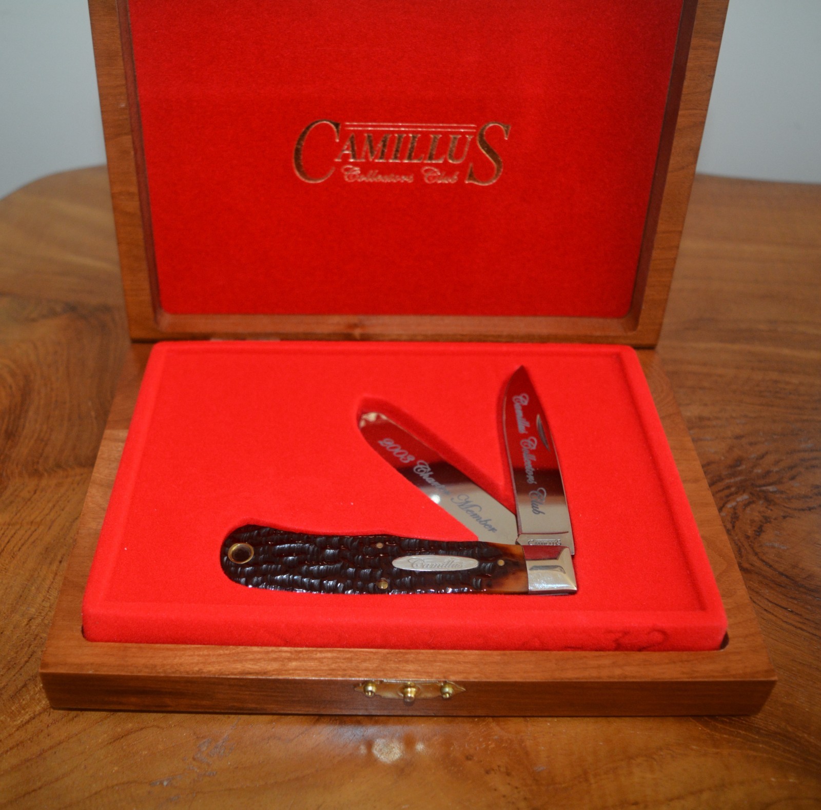 Camillus 2003 Collectors Club Trapper, Mirror Polished, Walnut Box, #041 Camillus 2003 Collectors Club Trapper, Mirror Polished, Walnut Box, #041
