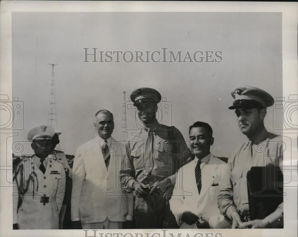 1941 Press Photo Captain James Roosevelt Chats With Philippine Leaders 1941 Press Photo Captain James Roosevelt Chats With Philippine Leaders