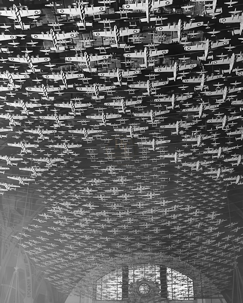 Model Airplanes Union Station Chicago 8x10 Glossy Photo Print WWII HT41362163