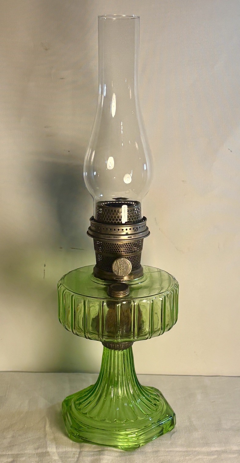 Rare 1934 Aladdin Model B-108 Cathedral Green Uranium Glass Oil Lamp Glows
