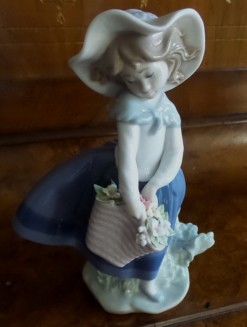 Lladro Heritage # 5222 Pretty Pickings Girl Basket Flowers Figurine 1983 Lladro Heritage # 5222 Pretty Pickings Girl Basket Flowers Figurine 1983
