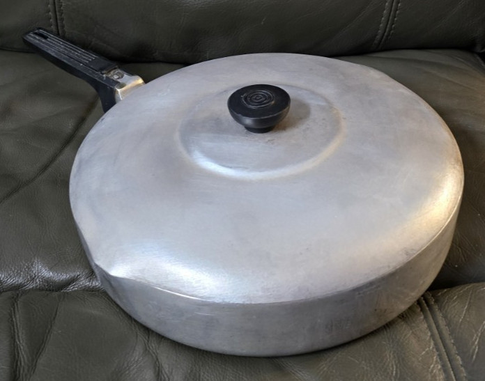 Wagner Ware Sidney - O - Magnalite 4512 Frying Pan Skillet Double Spout with Lid