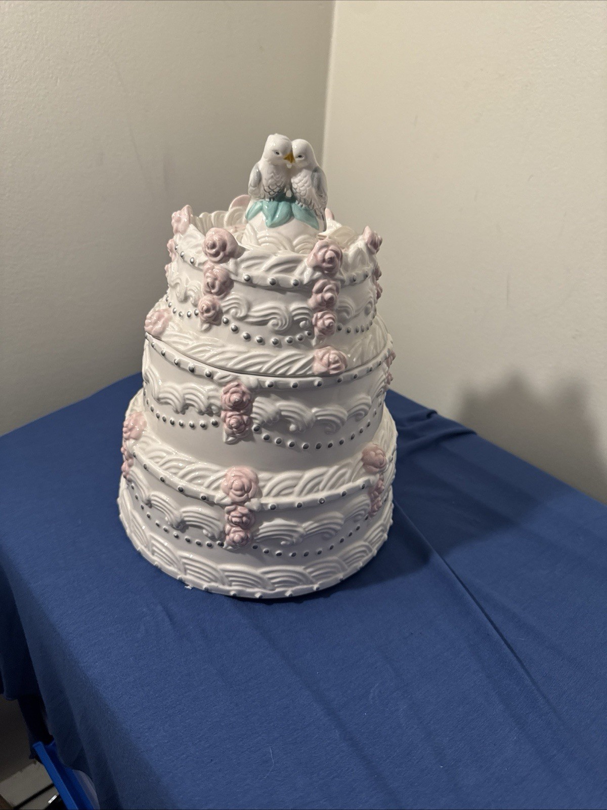 Vintage 1998 Ceramic Wedding Cake Cookie Jar Kissing Doves Allure LNT