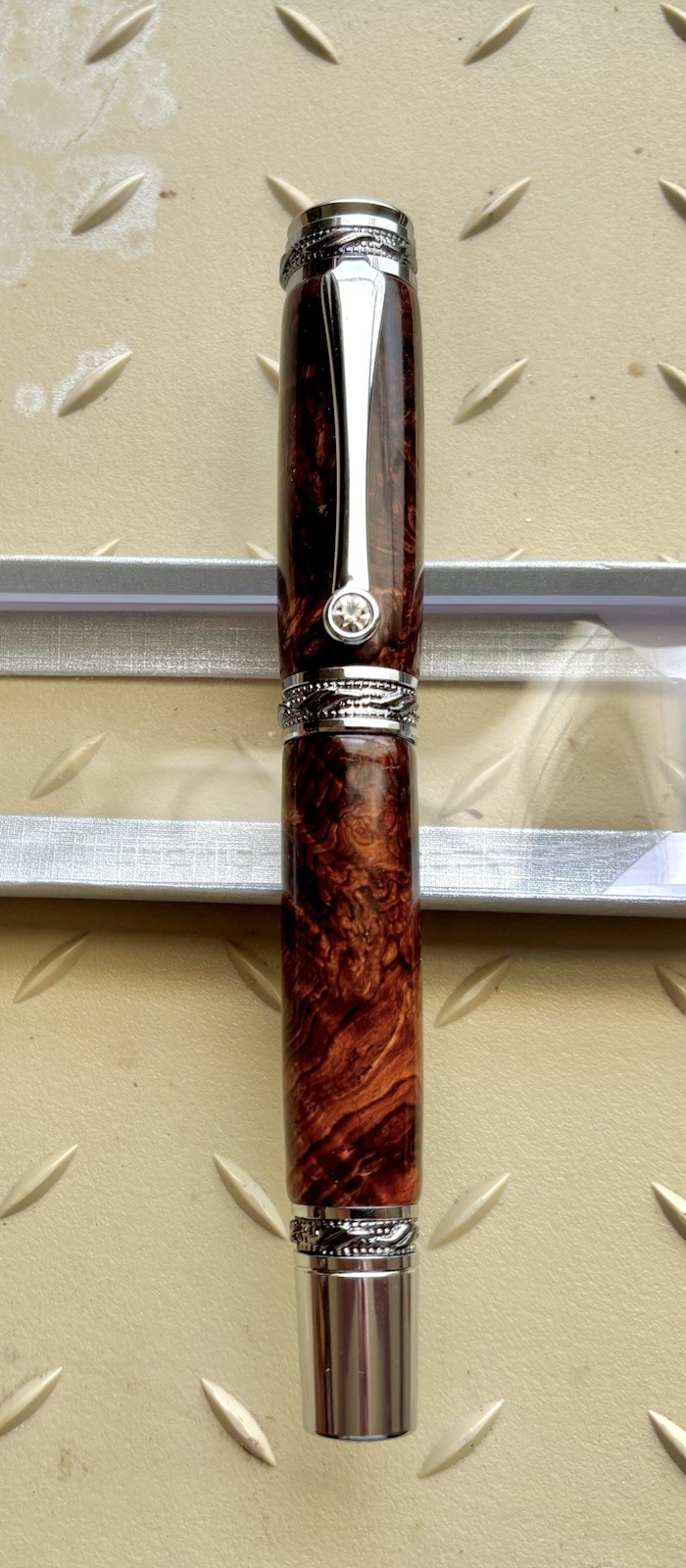 Magnificent Heirloom-Grade Honduran Rosewood Eye Burl (Majestic Kit)Fountain Pen Magnificent Heirloom-Grade Honduran Rosewood Eye Burl (Majestic Kit)Fountain Pen
