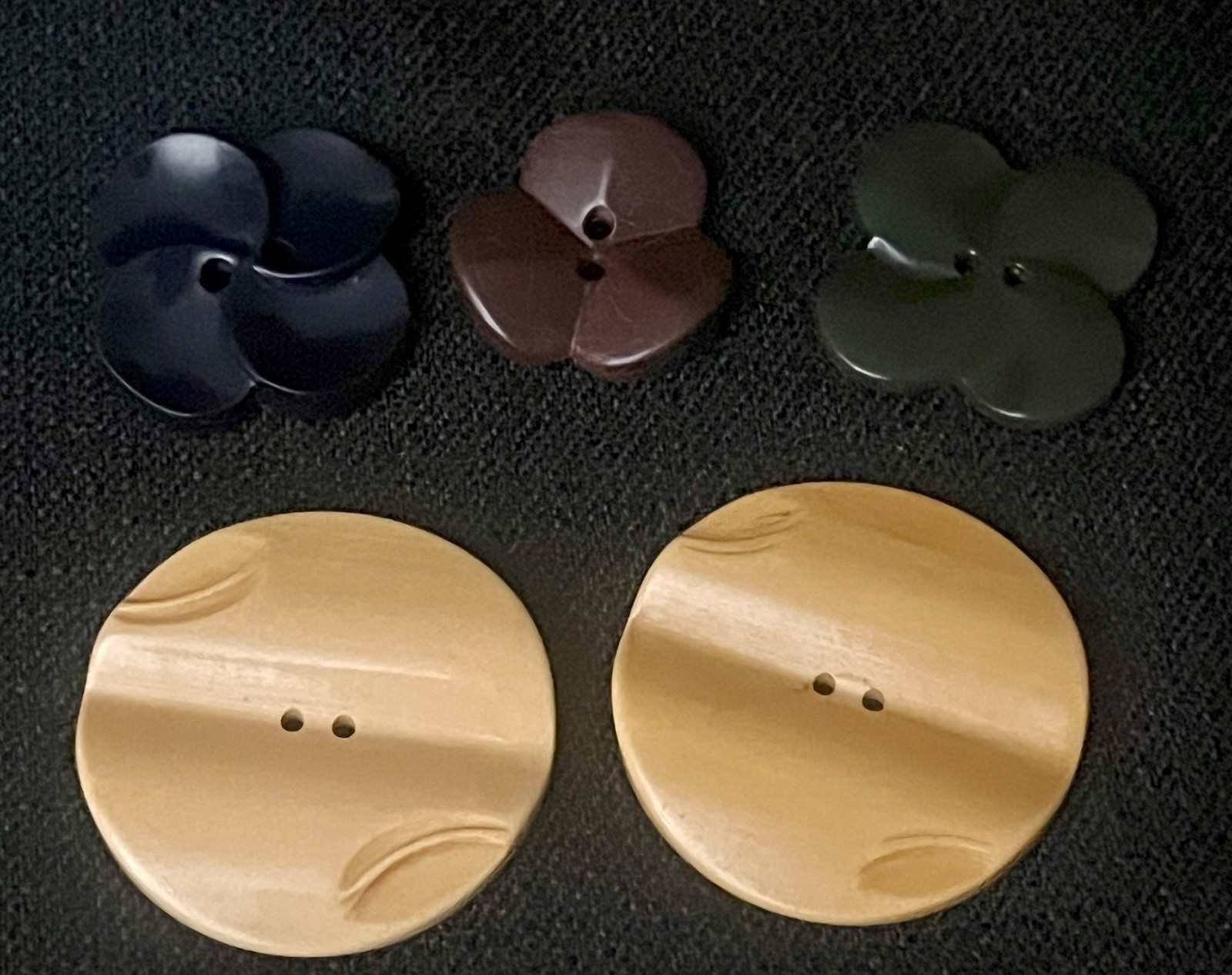 Vtg 5 Bakelite? Early Plastic Yellow Black Green Brown Buttons #23 Vtg 5 Bakelite? Early Plastic Yellow Black Green Brown Buttons #23