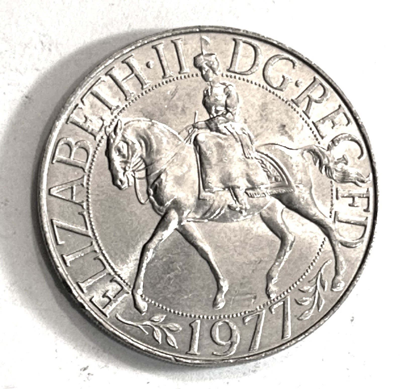 1977 SILVER JUBILEE CROWN. ELIZABETH II. GREAT BRITAIN CROWN COIN