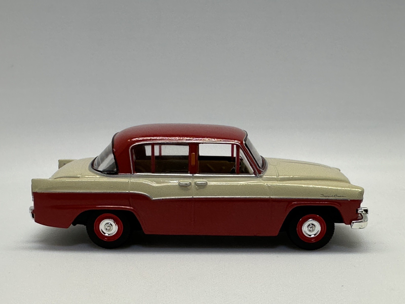 Tomytec Tomica Limited Vintage LV-24 Toyopet Crown 1/64 Loose Cream/Red Tomytec Tomica Limited Vintage LV-24 Toyopet Crown 1/64 Loose Cream/Red