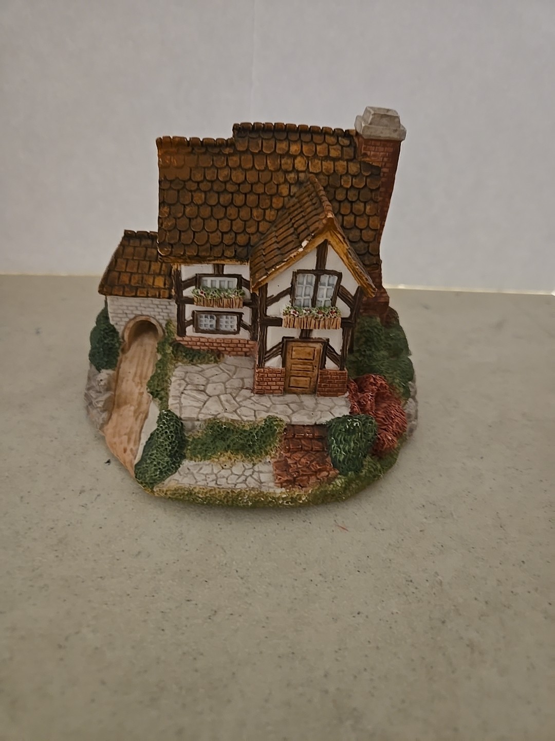 Olde England’s Classic Cottages Collectible Tudor Hall Resin House Figurine 