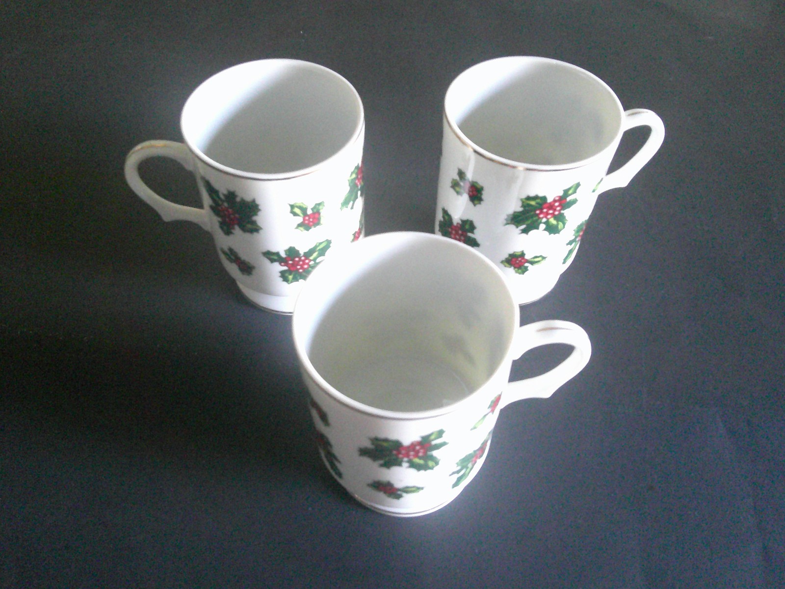 3 VTG.  LEFTON HOLIDAY  COFFEE CUPS/MUGS  HOLLY  DESIGN HAND PAINTED 0001 VGUC