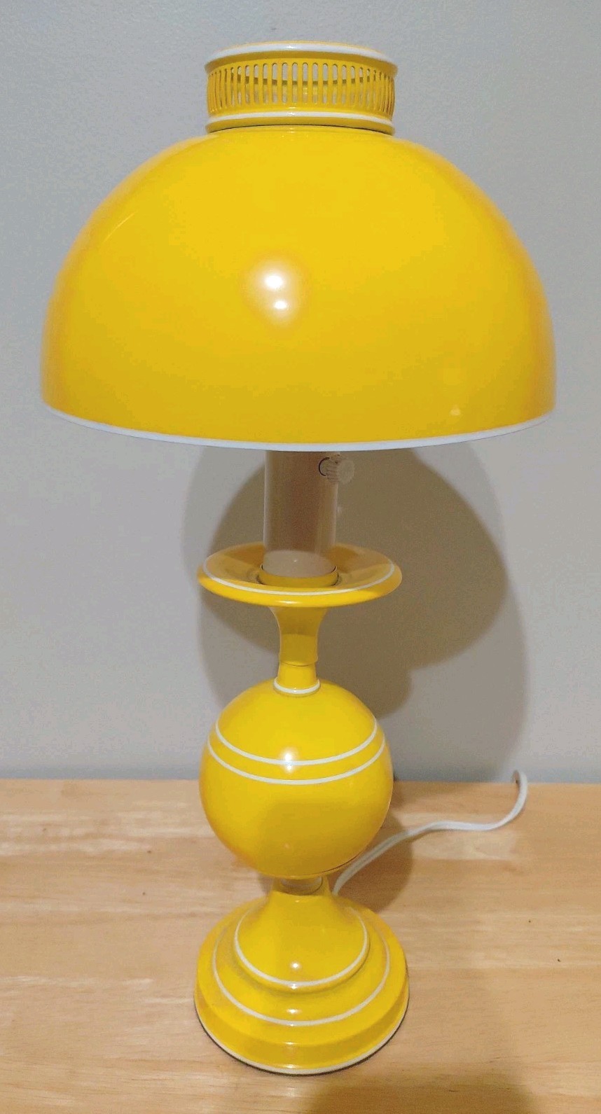 Vintage MCM Metal Table Lamp Yellow Underwriters Labs Works 17