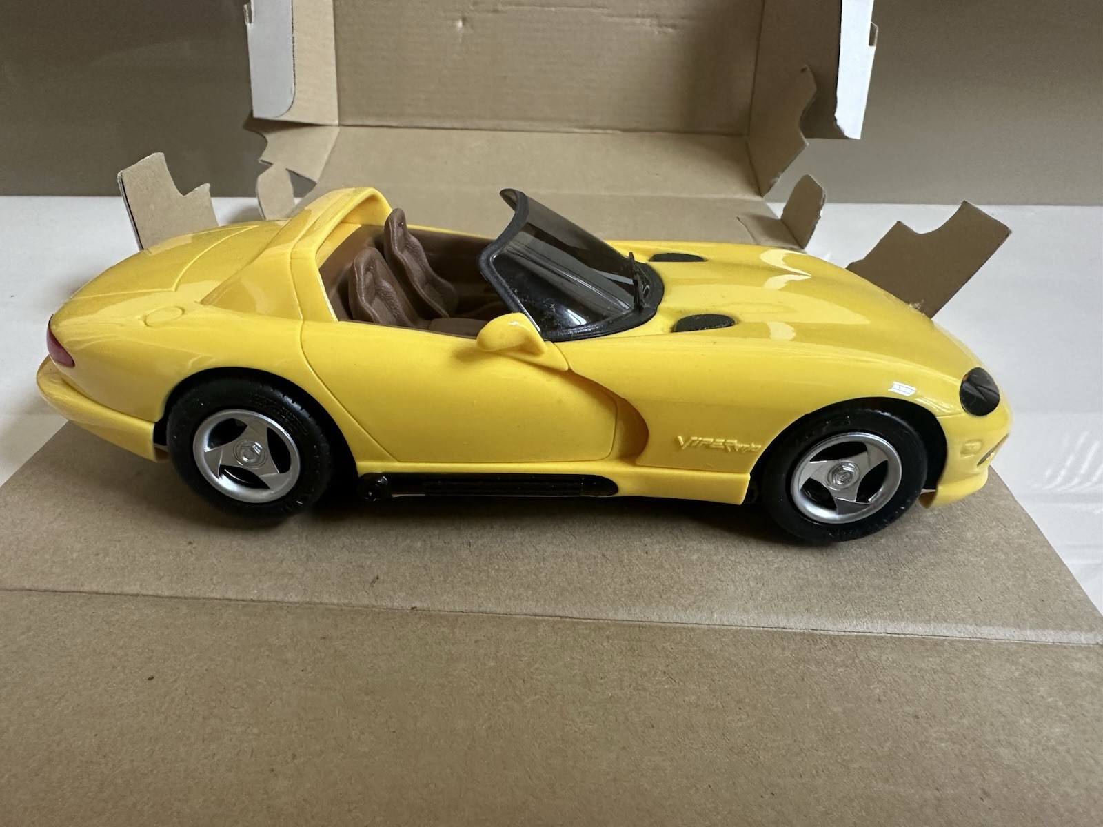 AMT ERTL  1994 Dodge Viper RT/10 Dandelion Yellow 7155 MINT PROMOTIONAL