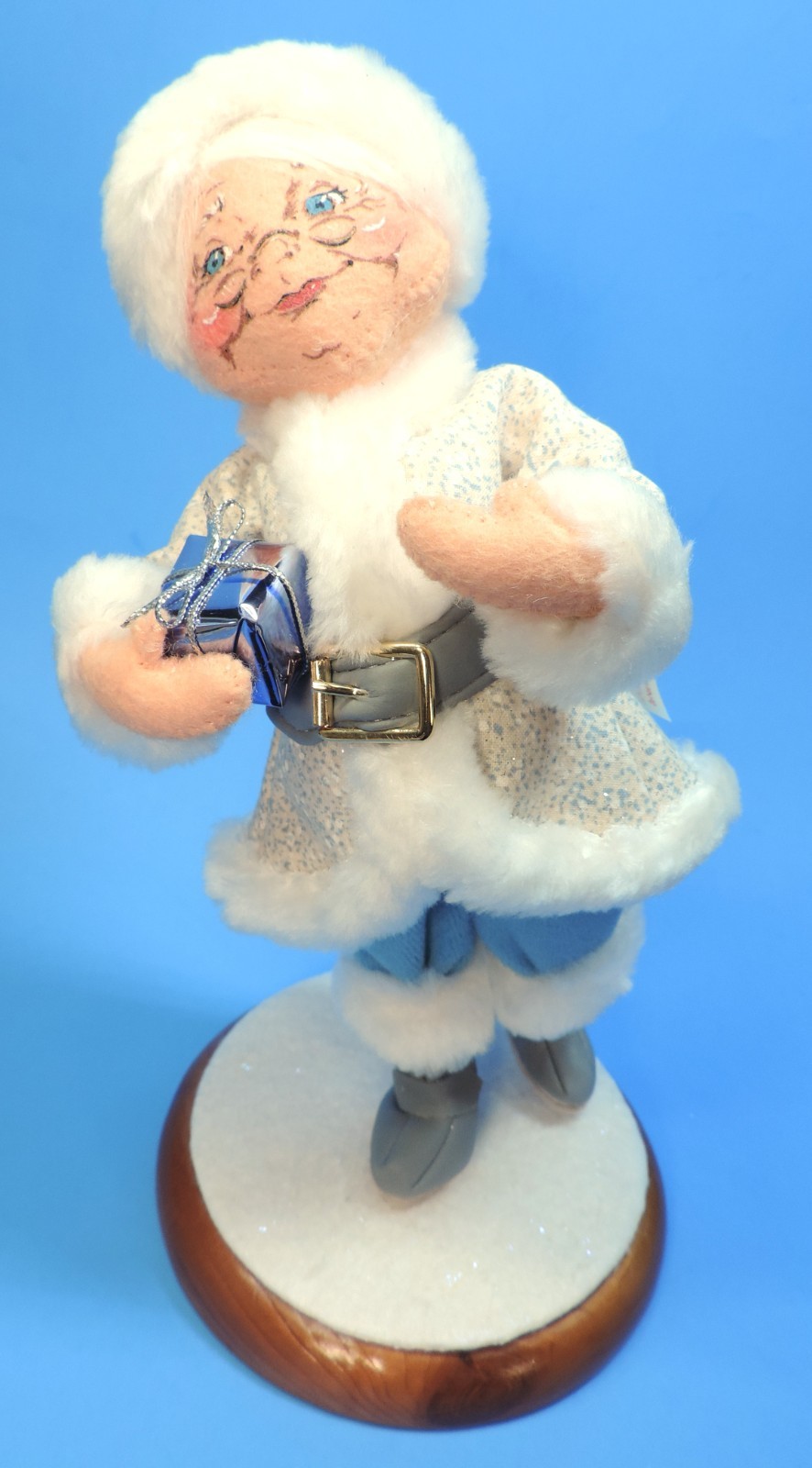 ANNALEE CHRISTMAS GRANNY IN SNOW CLOTHES mint without tag 7
