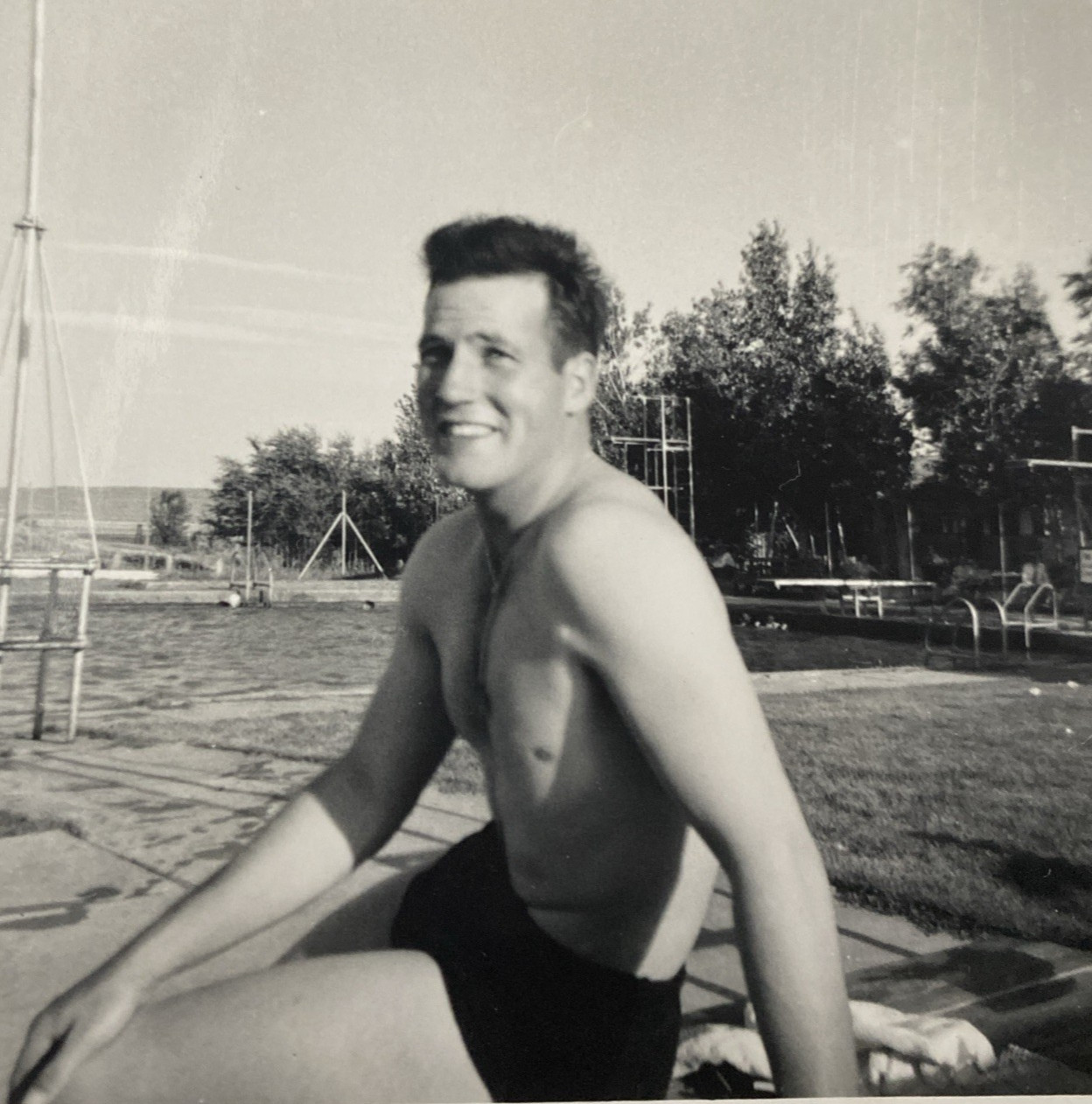 1950s Handsome Beefcake Buff Man Guy Swimsuit Gay Interest Pool Old Photo P13r21