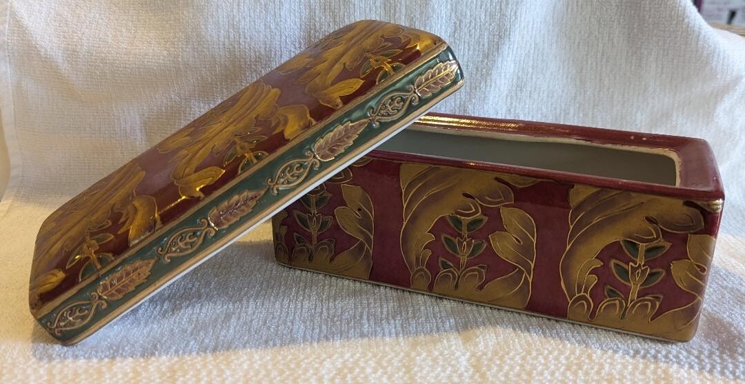 Oriental Accent brand Porcelain Trinket Box with lid-Gold, burgundy, & green Oriental Accent brand Porcelain Trinket Box with lid-Gold, burgundy, & green