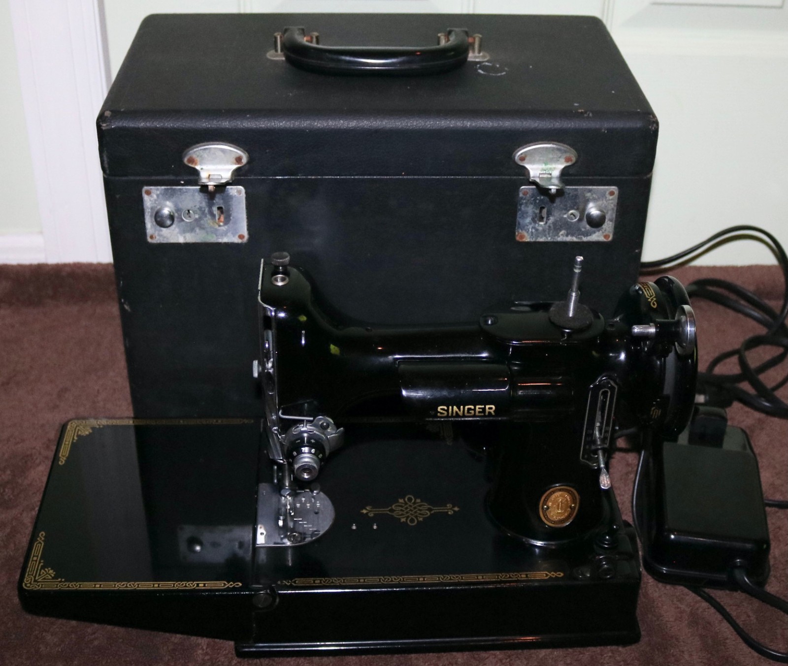 SINGER 221 FEATHERWEIGHT SEWING MACHINE WITH CASE SINGER 221 FEATHERWEIGHT SEWING MACHINE WITH CASE