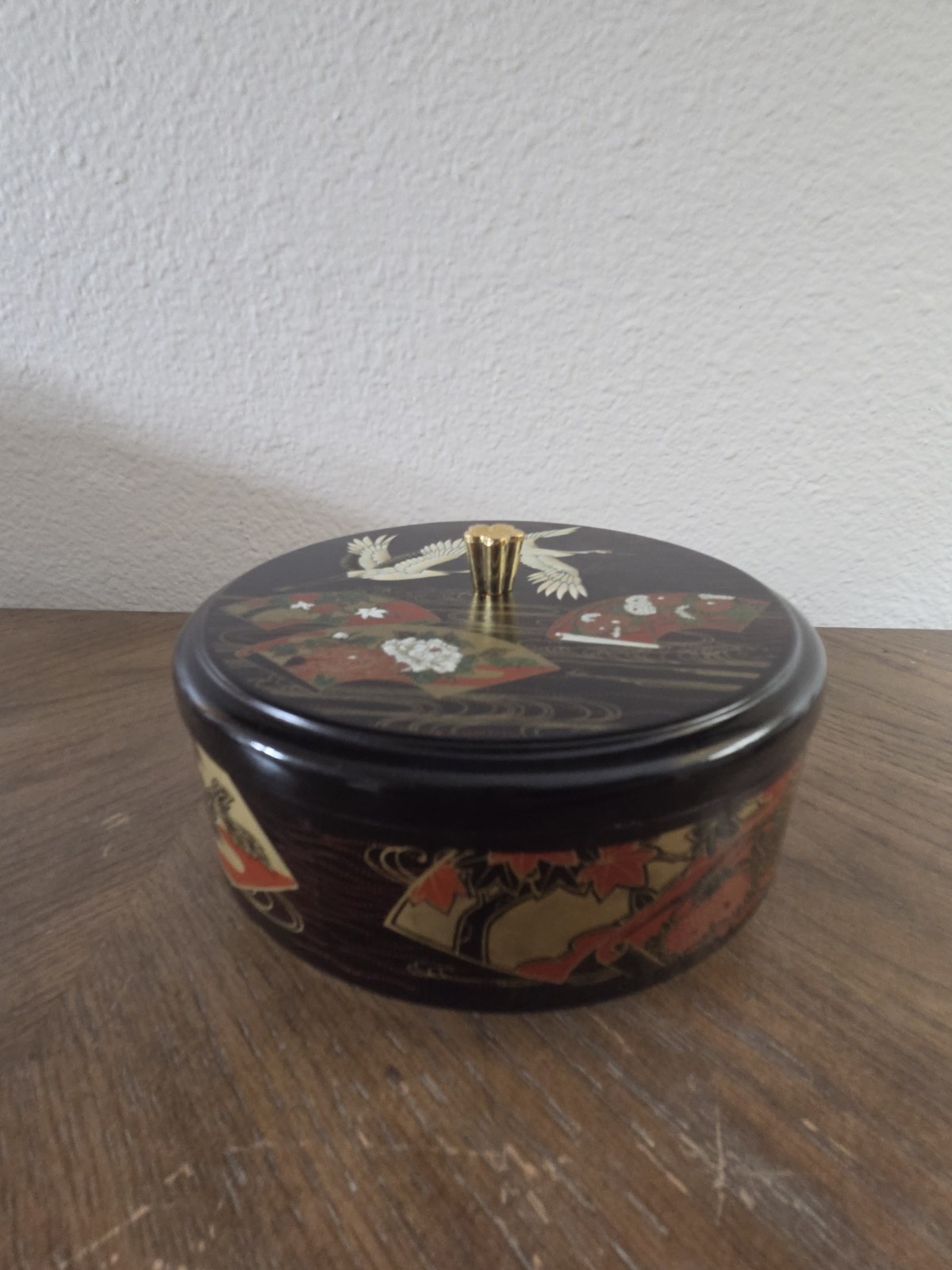 Vintage Japanese Lacquerware Trinket Box with Crane and Fan Design Vintage Japanese Lacquerware Trinket Box with Crane and Fan Design