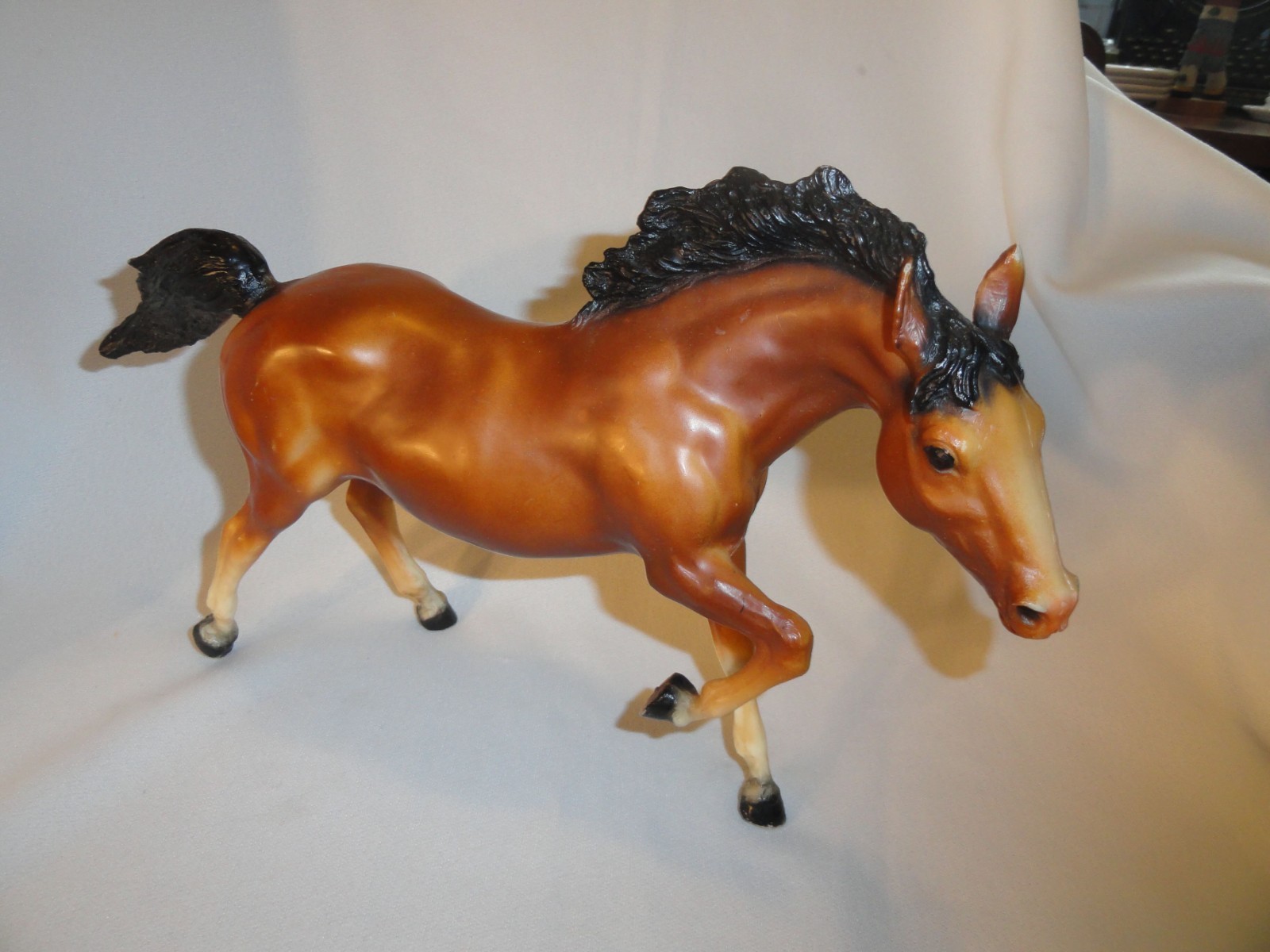 VTG Breyer Running Mustang Flowing Mane Brown Gloss Bay 13 X 8.5\