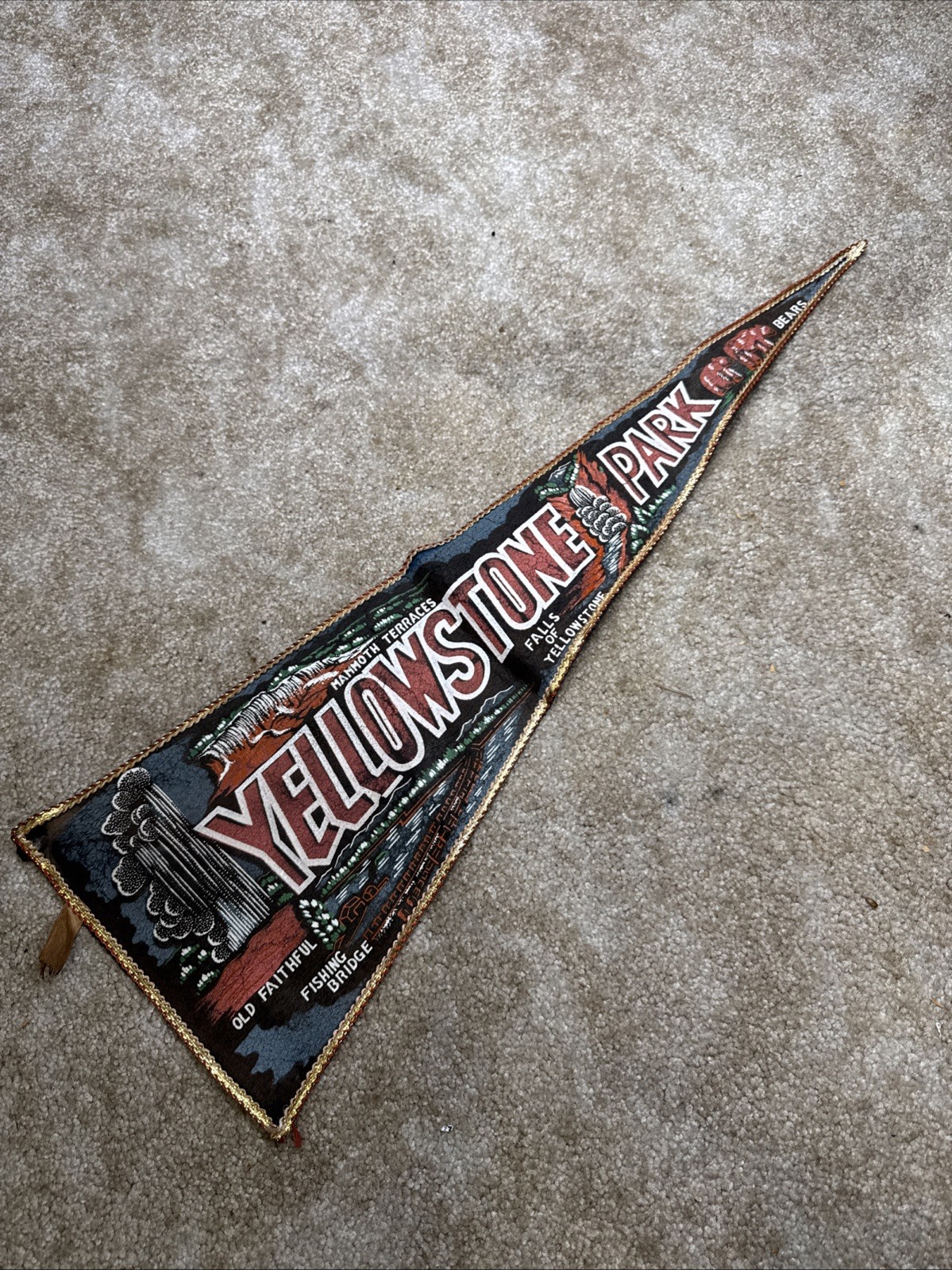 Vintage Yellowstone Park Old Faithful WYOMING SCENIC  PENNANT 26