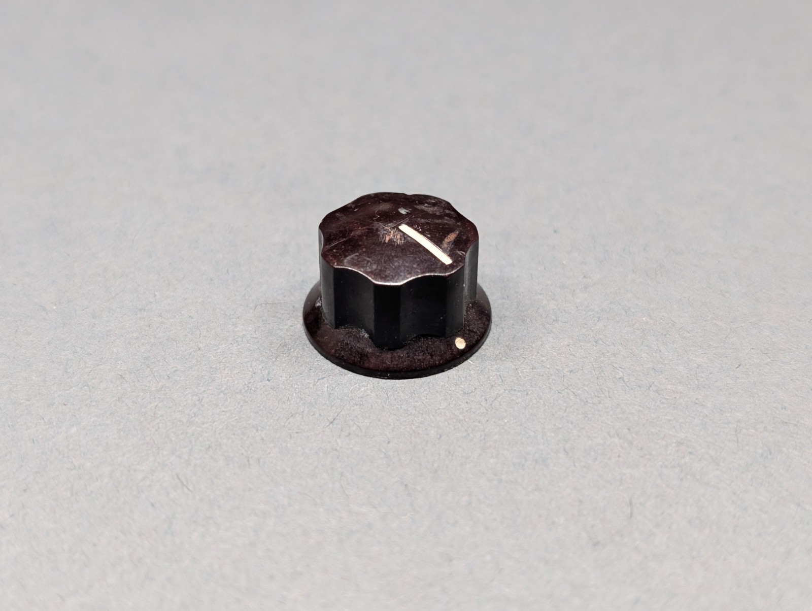 Vintage Kurz-Kasch S-645 Bakelite Control Knob Skirted 1/8\ Vintage Kurz-Kasch S-645 Bakelite Control Knob Skirted 1/8\