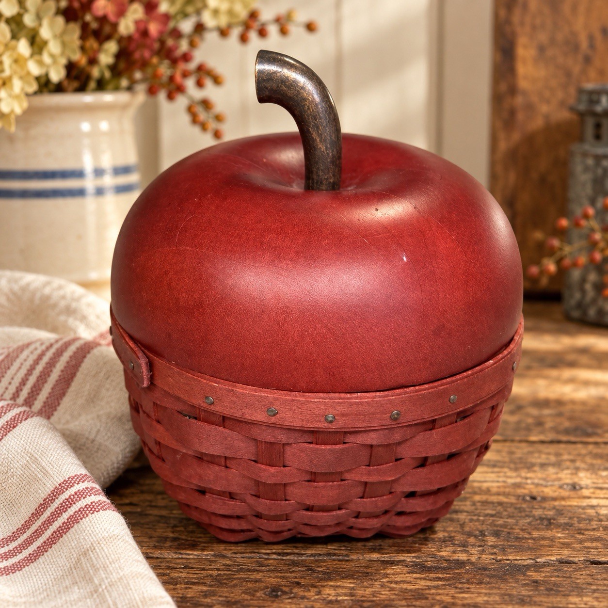2007 Longaberger Collectors Club Red Apple Basket Wood Lid Dresden Ohio USA Rare