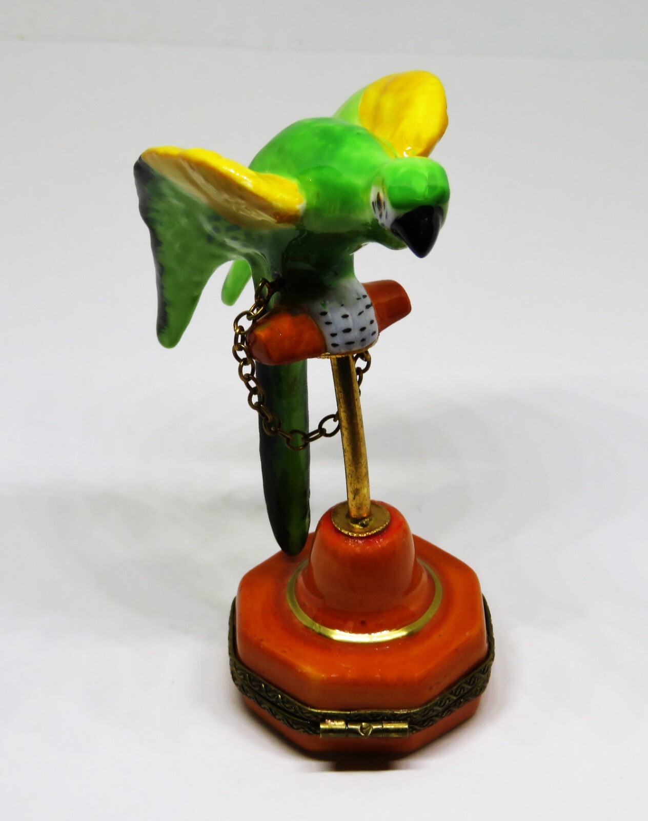 LIMOGES FRANCE BOX - CHAMART - VINTAGE PARROT CHAINED ON A PERCH - BIRDS LIMOGES FRANCE BOX - CHAMART - VINTAGE PARROT CHAINED ON A PERCH - BIRDS