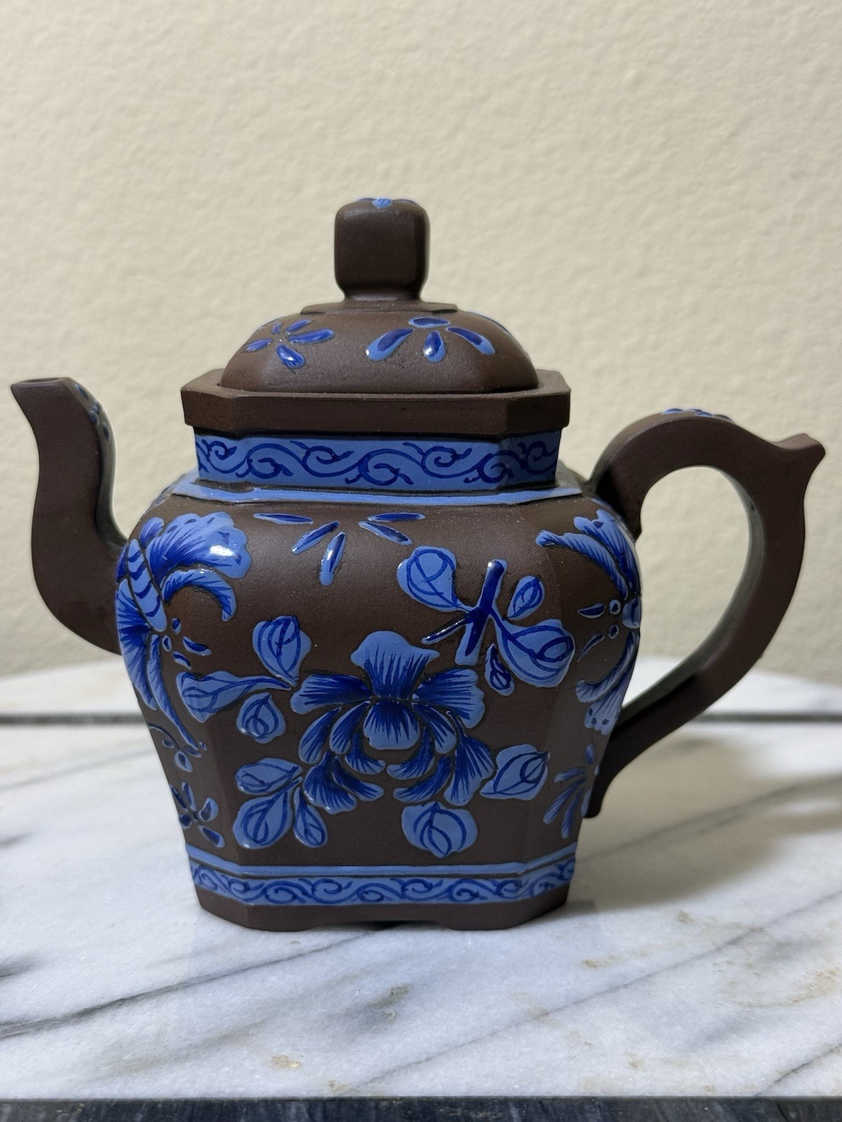 This Vintage 八方宮燈 teapot is made of 紫泥釉彩 & made by Shao, Zhong Le 邵仲樂（Qing).