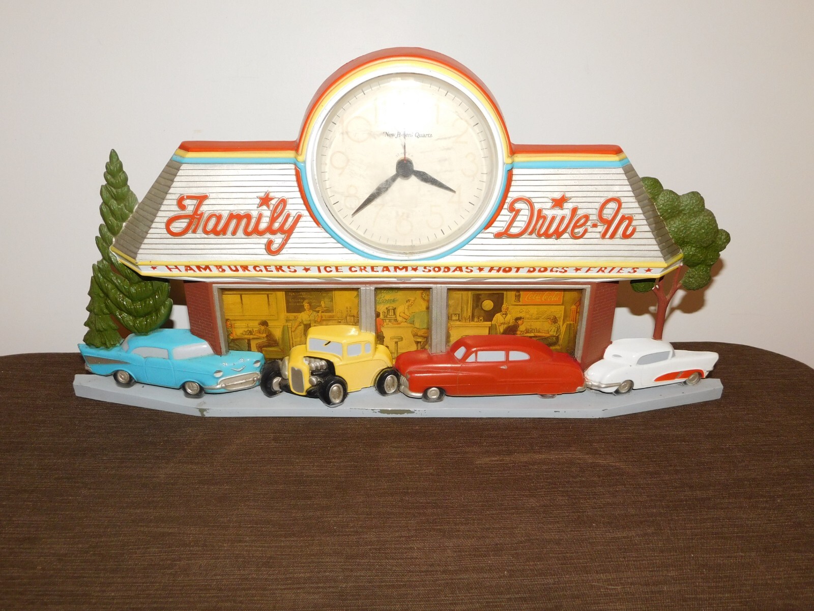 VINTAGE 1988 BURWOOD FAMILY DRIVE IN OLD CARS HOT DOGS BURGER PLASTIC WALL CLOCK