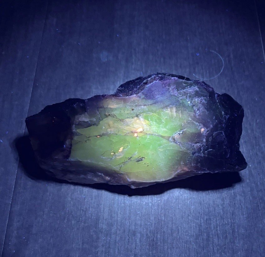 UV Reactive Pigeon Blood Agate - 2.3 lbs & 5 Pieces Rough Wonderstone - 1.9 lbs UV Reactive Pigeon Blood Agate - 2.3 lbs & 5 Pieces Rough Wonderstone - 1.9 lbs
