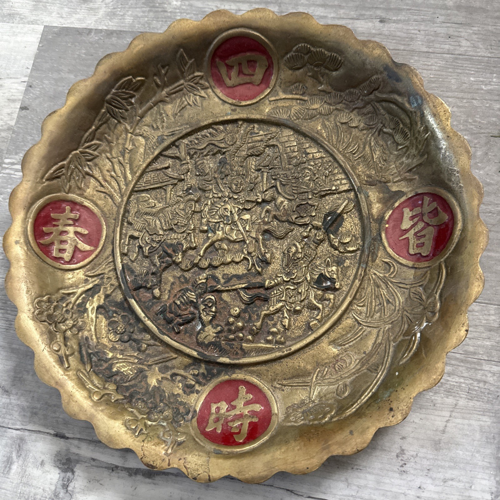 HEAVY BRASS PLATE WITH ASIAN DESIGN Asian Soldiers Battling On Horses HEAVY BRASS PLATE WITH ASIAN DESIGN Asian Soldiers Battling On Horses