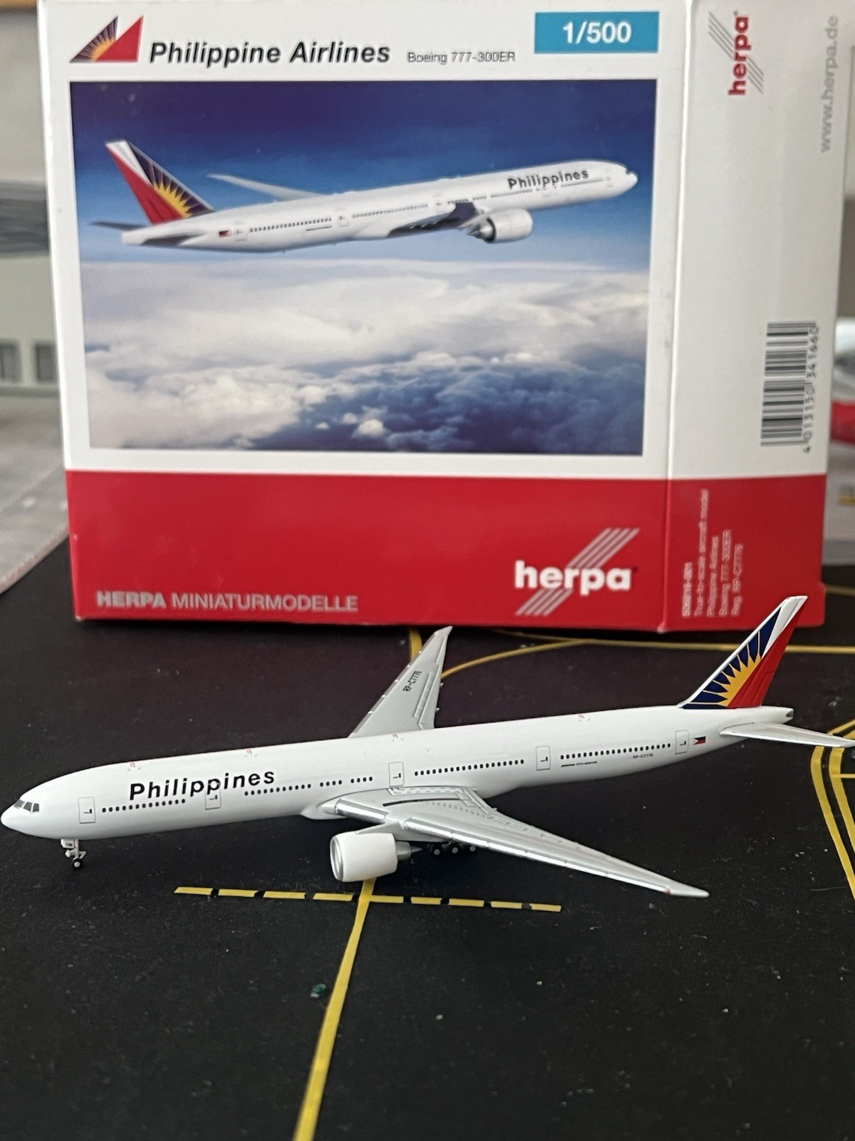 Philippines Airlines B777-300ER RP-C7776 506815-001 Herpa Wings 1:500 Rare.