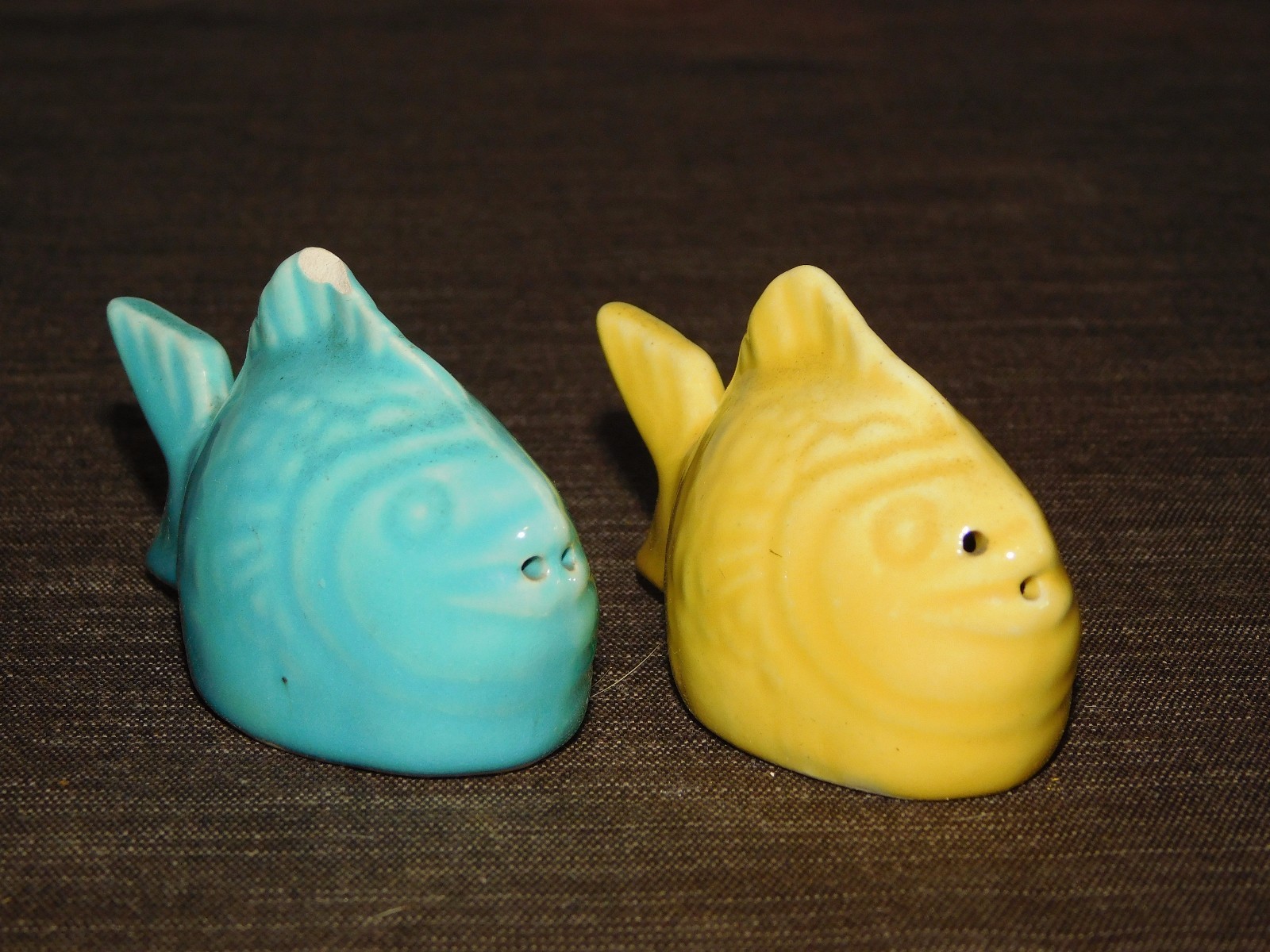 VINTAGE KITCHEN SALT & PEPPER SHAKERS CERAMIC FISH