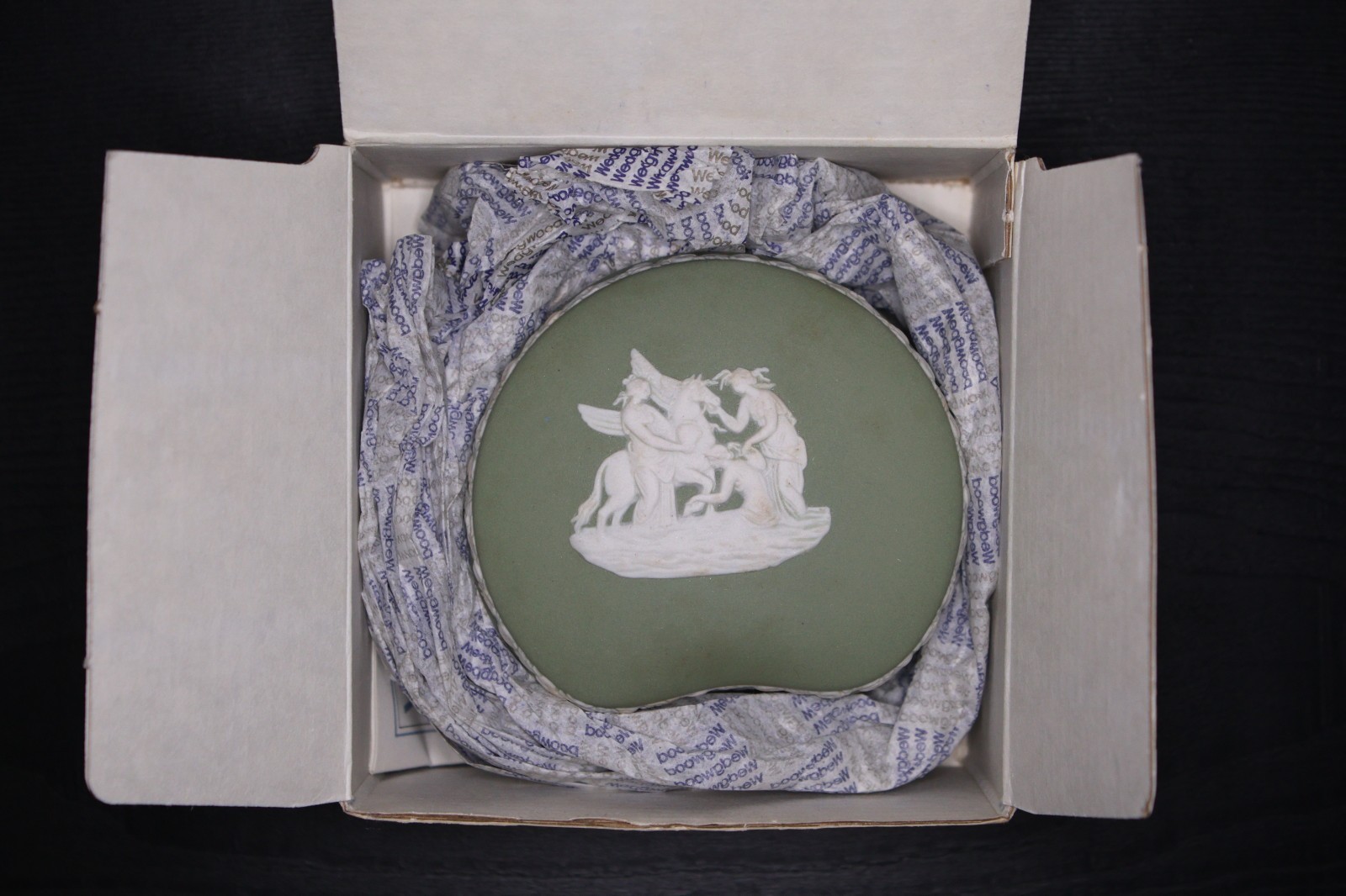 Small Wedgwood Green Jasperware Embossed Kidney Shaped Trinket Box Original Box