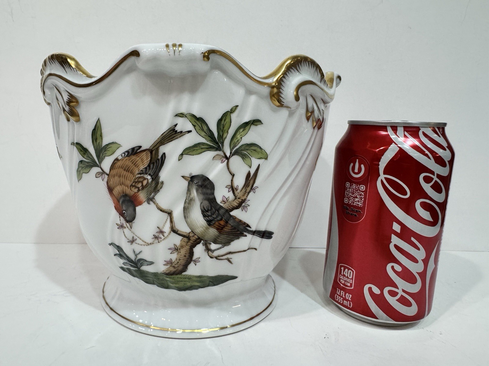 Herend Rothschild Bird 6” X 7.5” Ribbed Scalloped Cache Pot Planter Retail $815 Herend Rothschild Bird 6” X 7.5” Ribbed Scalloped Cache Pot Planter Retail $815
