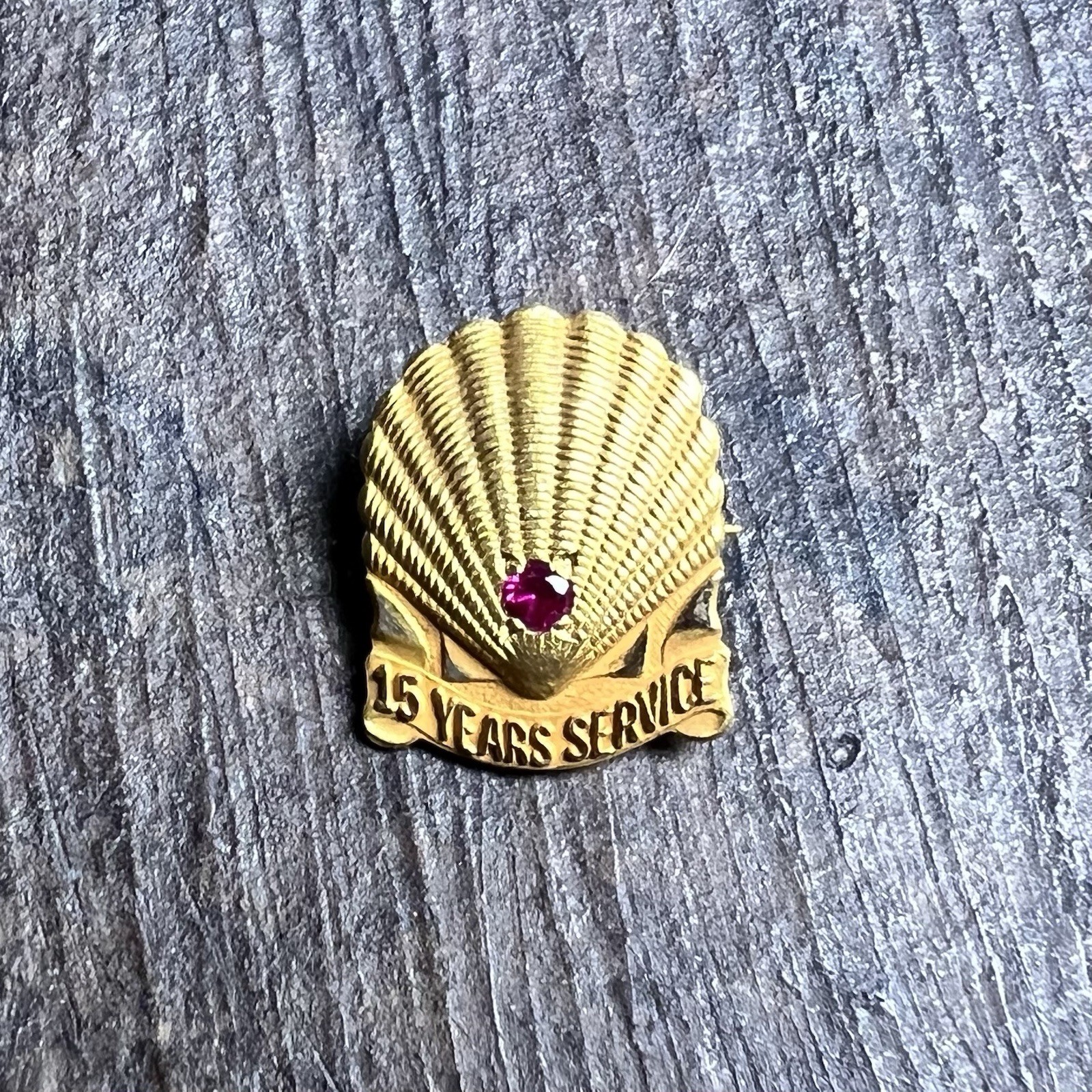 Vintage 10K Gold Shell Oil 15 Year Service Award Brooch Charm Ruby 1972 LE 2.4g Vintage 10K Gold Shell Oil 15 Year Service Award Brooch Charm Ruby 1972 LE 2.4g