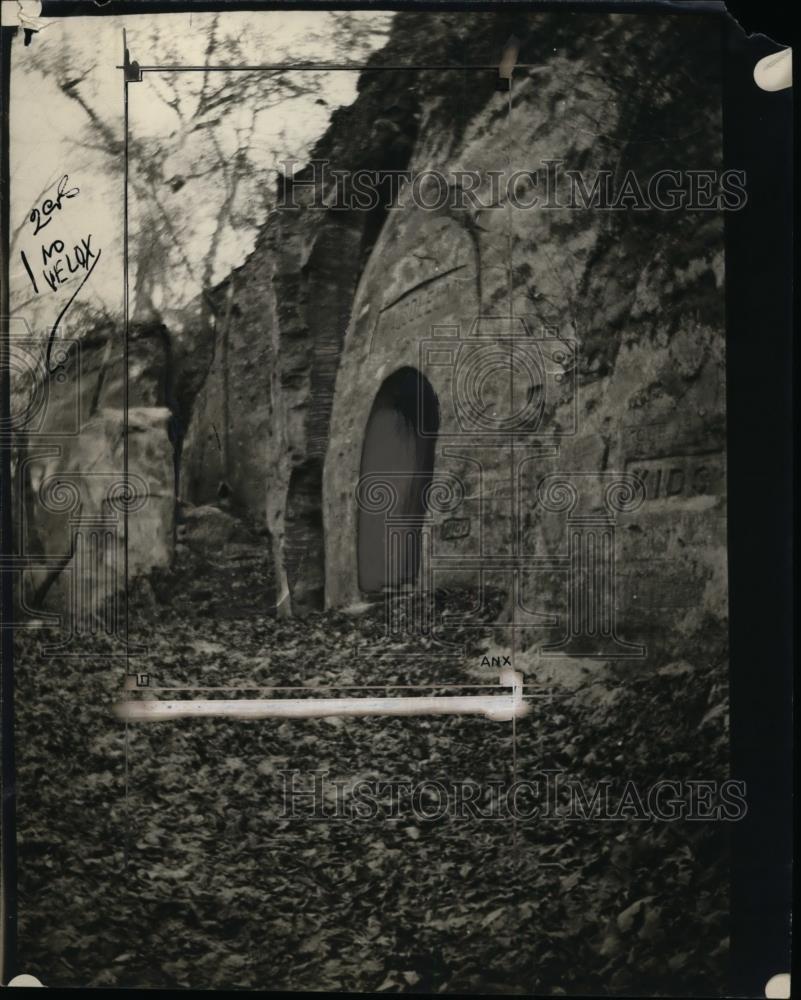 1925 Press Photo Nels McDowell & his mausoleum near Fairbusey NE - neo00812