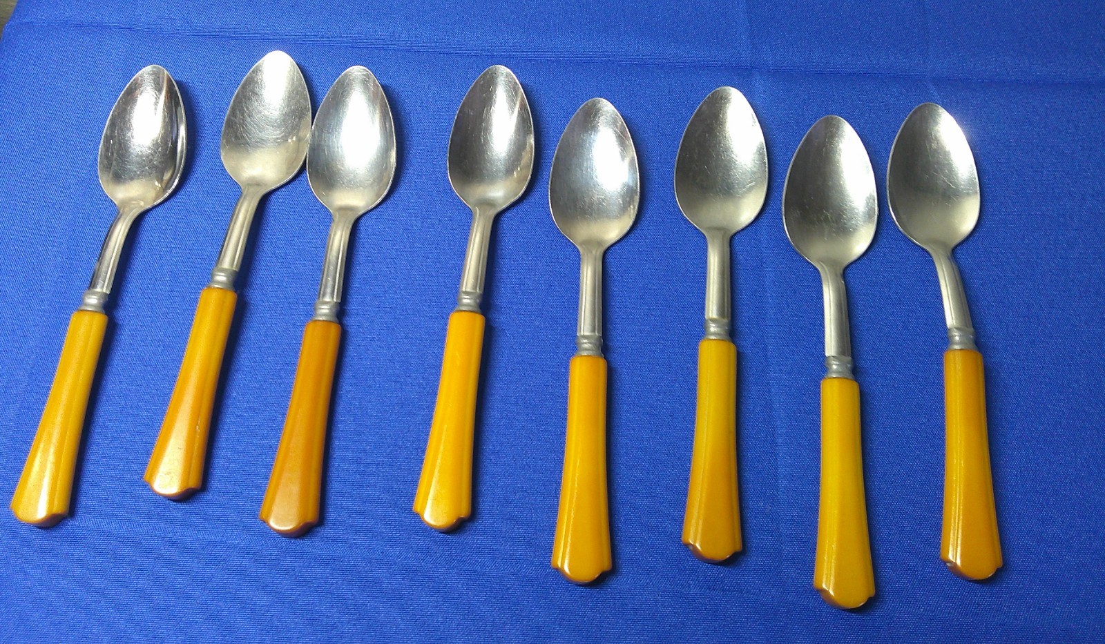 LOT 1930s Art Deco Butterscotch Bakelite Flatware 8 Teaspoons LOT 1930s Art Deco Butterscotch Bakelite Flatware 8 Teaspoons