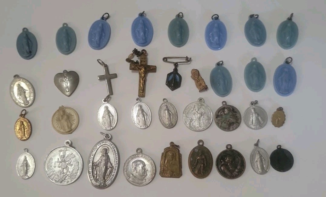 Lot Of 36 VINTAGE OLD RELIGIOUS CATHOLIC HOLY PENDANTS MEDALS 