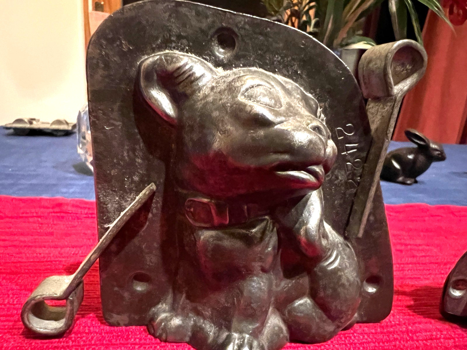 RARE Antique Anton Reiche Dresden Chocolate Mold #24223 – Seated Dog with Collar