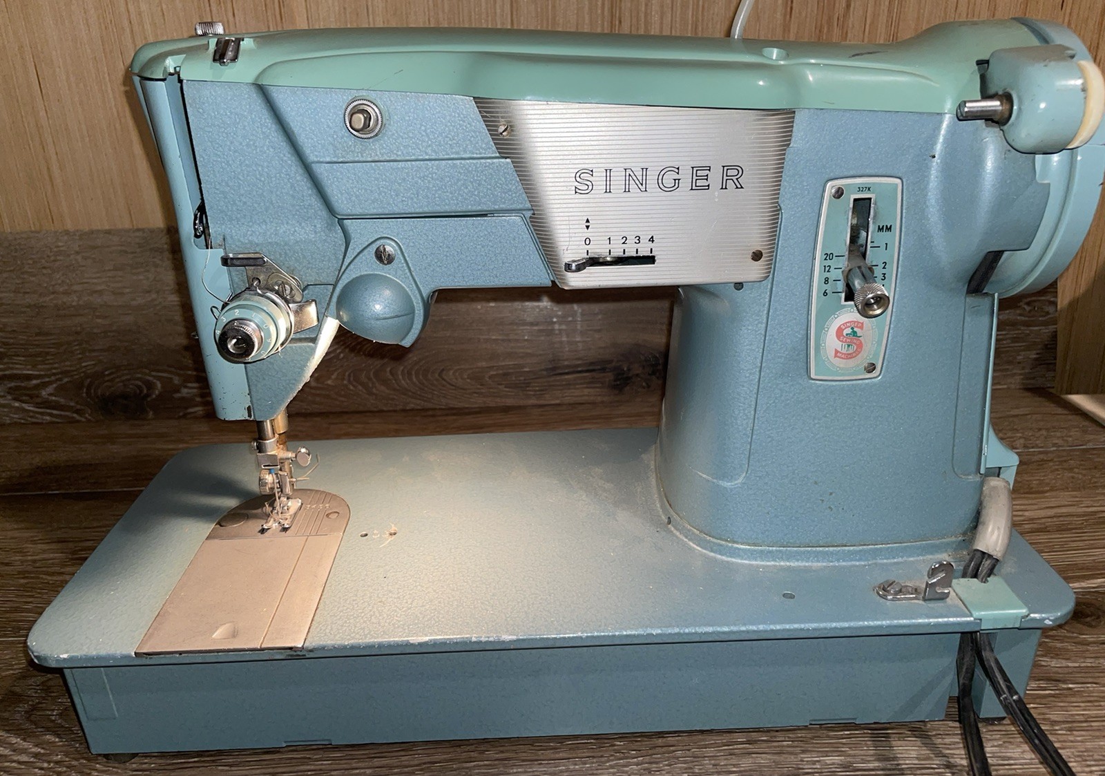 SPARTAN SINGER 327K Sewing Machine - Powers On SPARTAN SINGER 327K Sewing Machine - Powers On