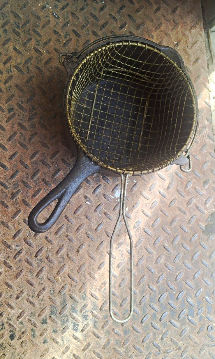 Griswold 1008 Cast Iron Deep Fat Fryer Skillet w/ Basket 8\
