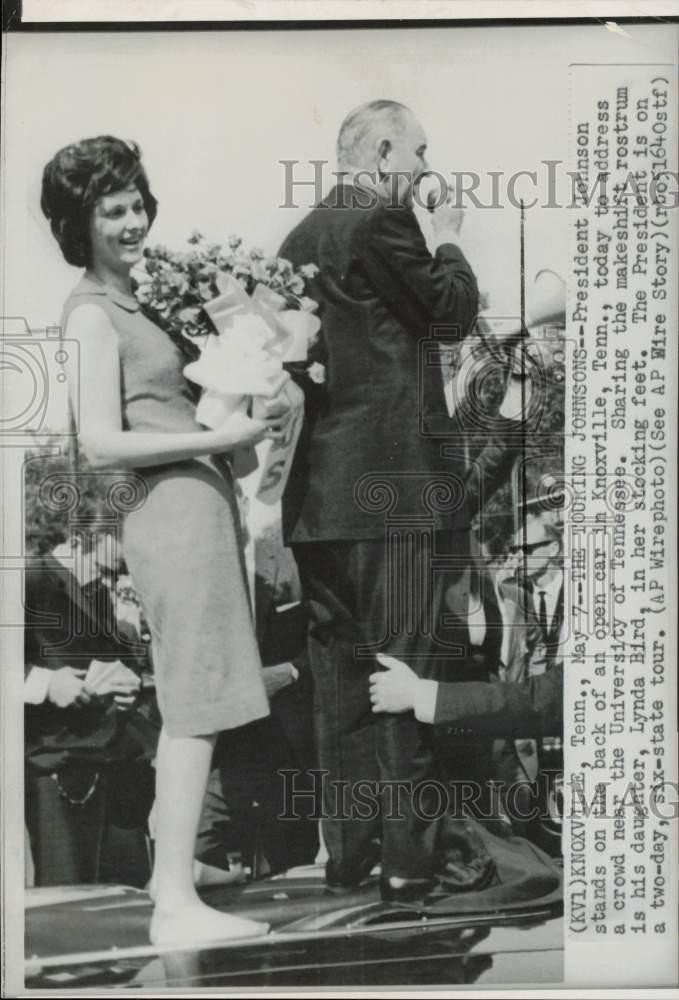 1964 Press Photo President Johnson address crowd in Knoxville with Lynda Bird