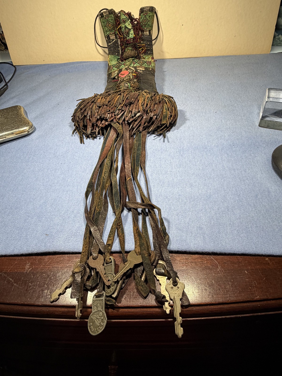 VINTAGE PAINTED LEATHER SHAMANS BAG SLIDES OPEN COINS & KEYS ON FRINGE 19 VINTAGE PAINTED LEATHER SHAMANS BAG SLIDES OPEN COINS & KEYS ON FRINGE 19