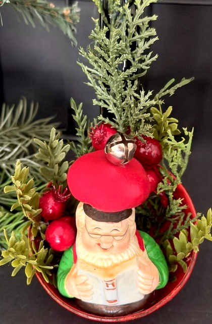 RETRO RED ENAMELWARE LADLE W/ VINTAGE SANTA CHRISTMAS HOLIDAY KITCHEN DECOR