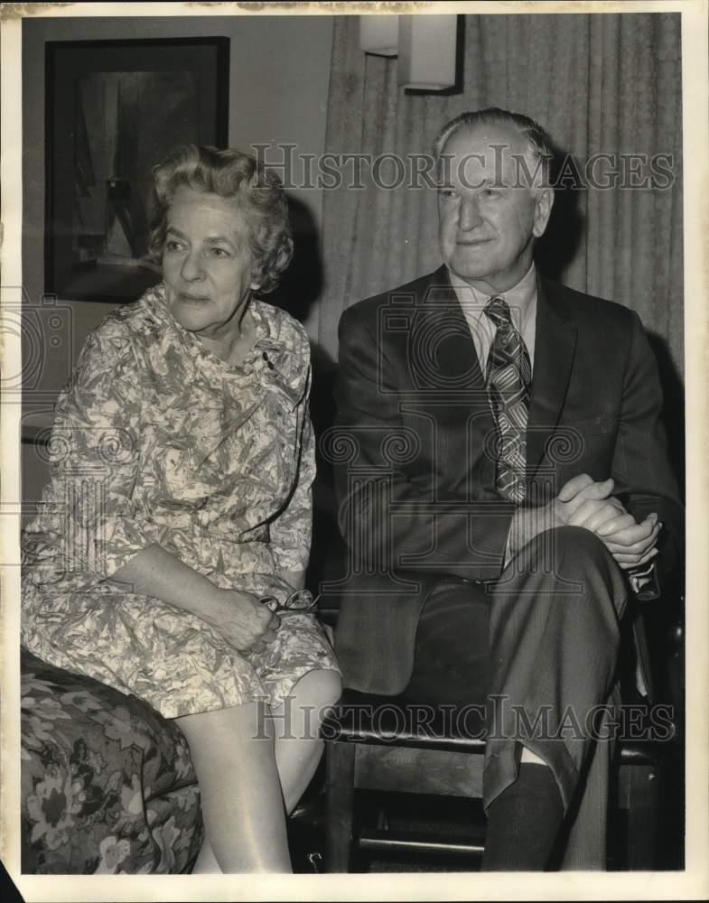 1973 Press Photo Mr. & Mrs. John Tobin at Gentilly Howard Johnson\'s - noc85424 1973 Press Photo Mr. & Mrs. John Tobin at Gentilly Howard Johnson\'s - noc85424