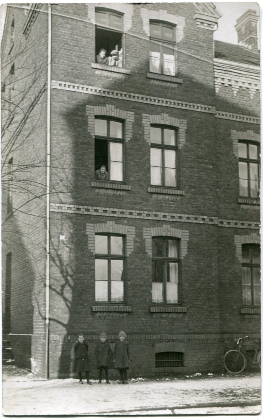 Genuine Photo Postcard Wroclaw/Silesia House, Children, People at the Window 10/20s Genuine Photo Postcard Wroclaw/Silesia House, Children, People at the Window 10/20s