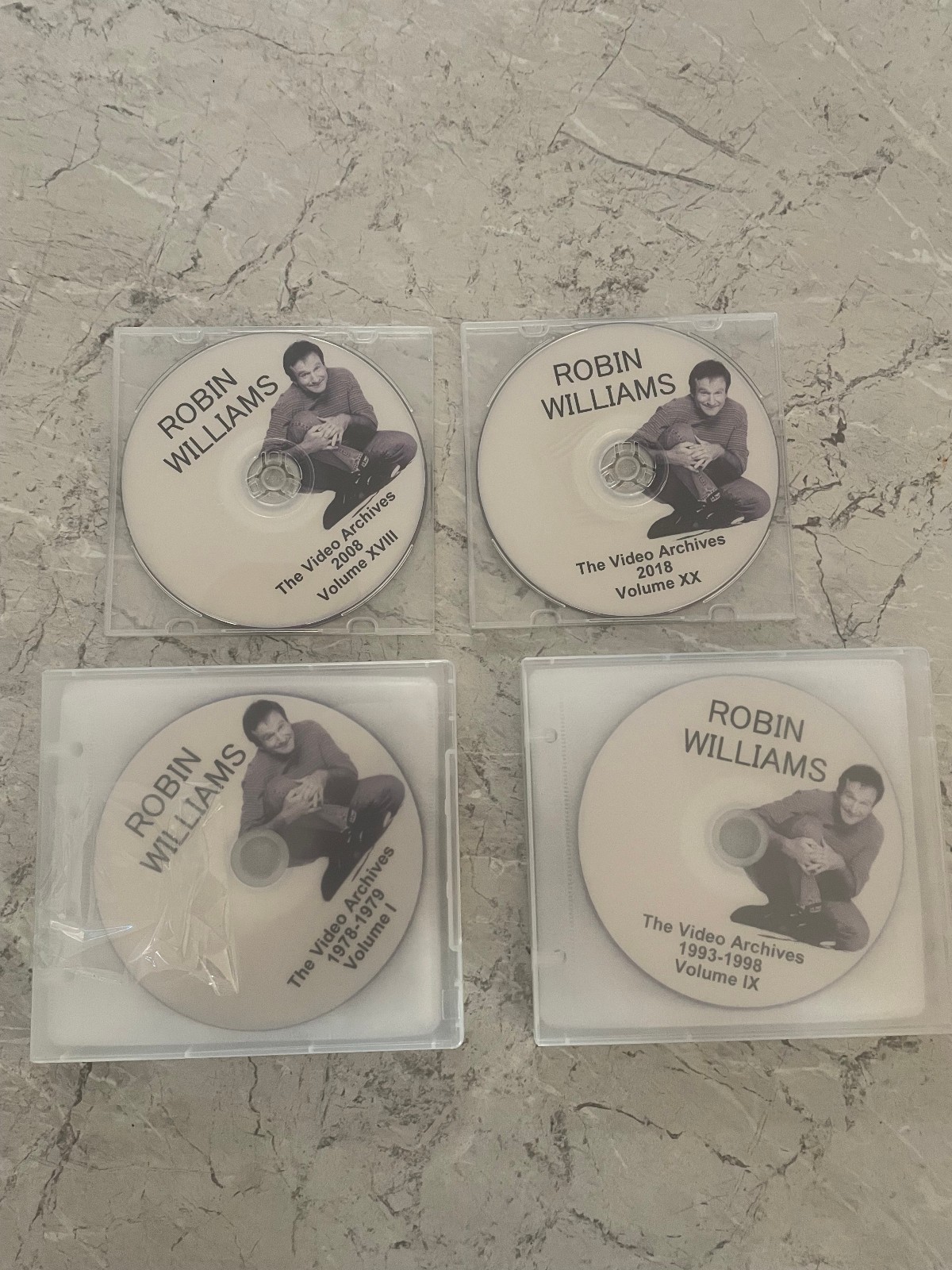 lot of 4  Robin Williams items