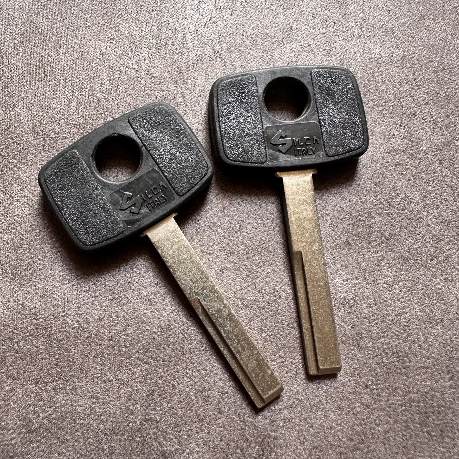 2x SILCA YM27P HOLDEN UNCUT BLANK PLASTIC TOP CAR KEY NOS NEW OLD STOCK