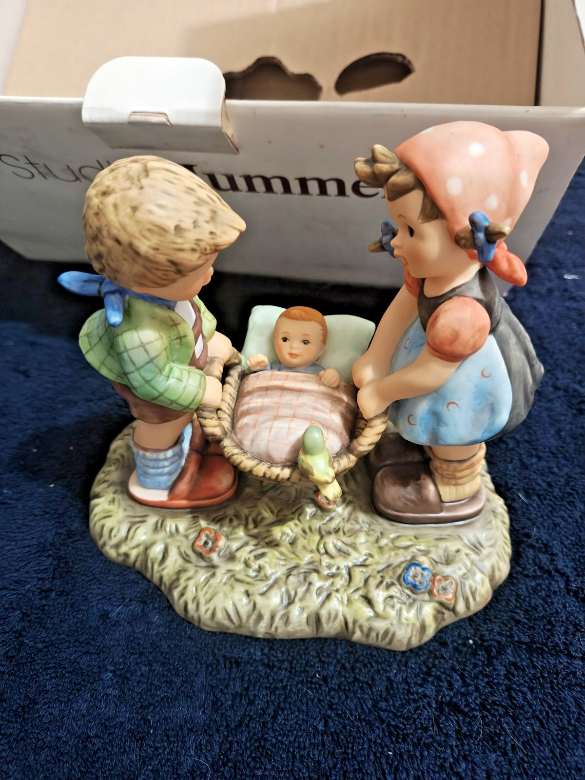GOEBEL BERTA HUMMEL “SPECIAL DELIVERY” VINTAGE 1996 CERAMIC COLLECTIBLE Berta 