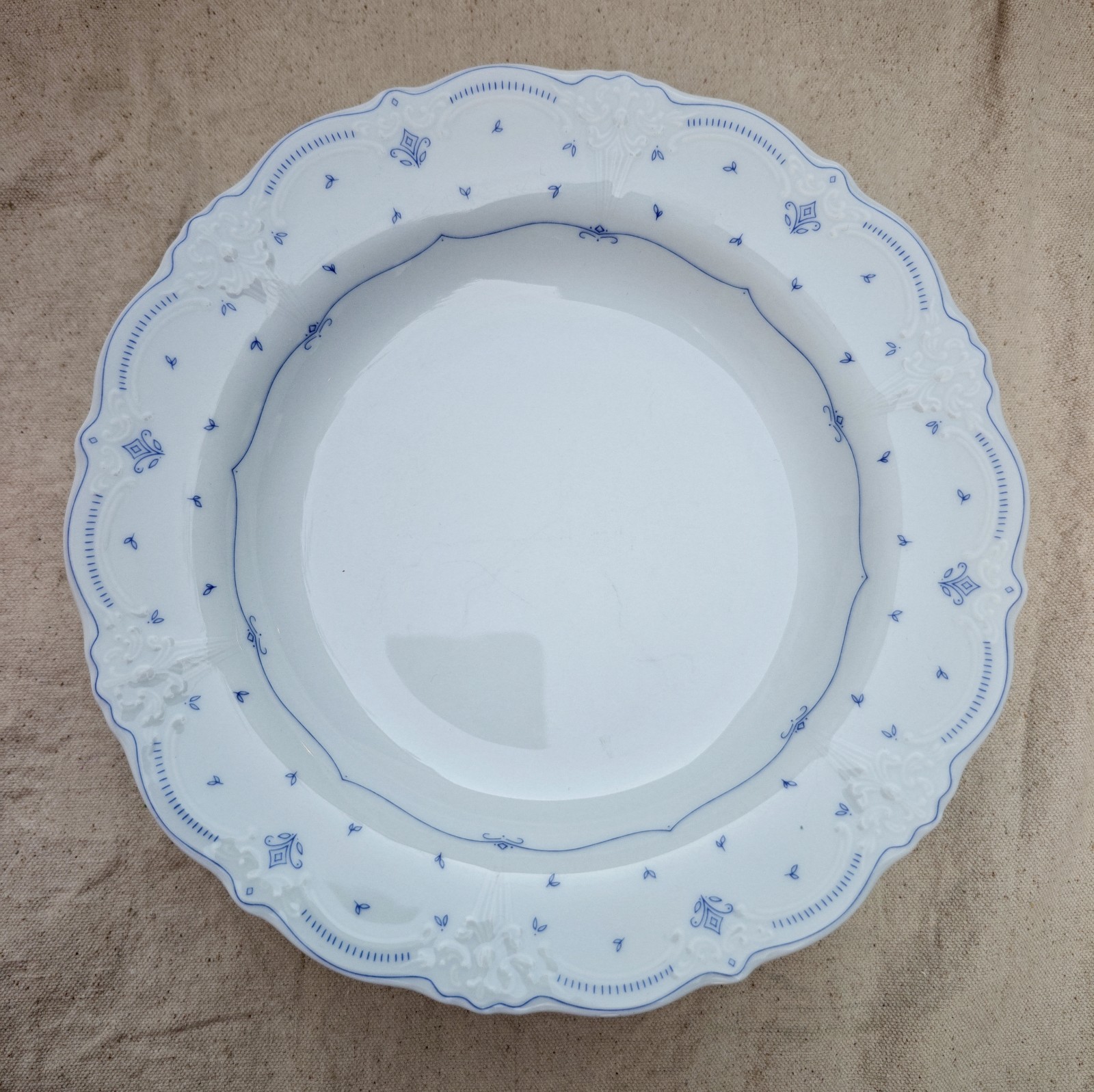 Tirschenreuth Fleur De Lis Blue Wide Rim Soup Bowl 9¼\
