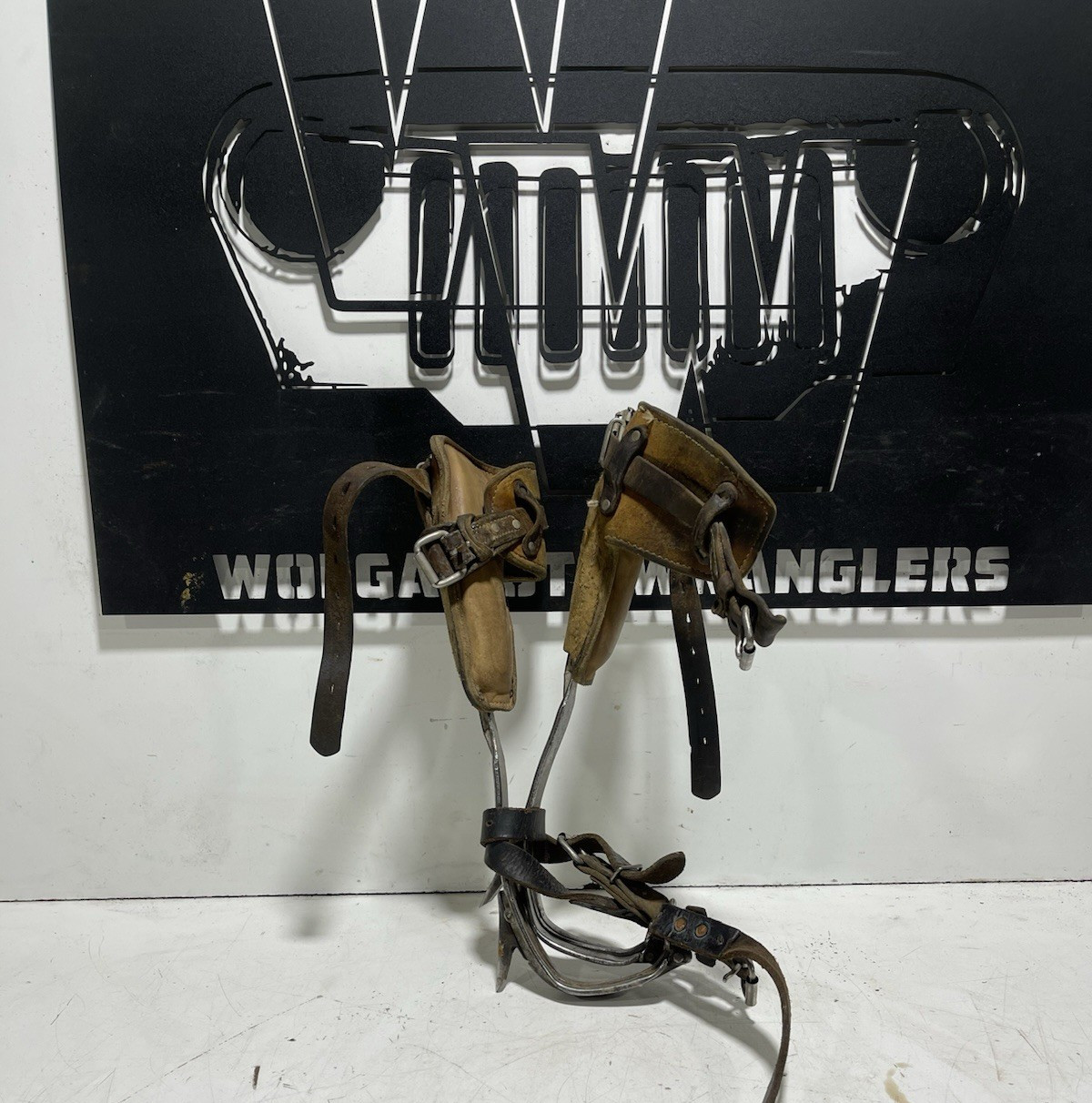 VINTAGE MELLING FORGING CO. MICH. LINEMAN POLE/TREE CLIMBING SPIKES & PADS NICE